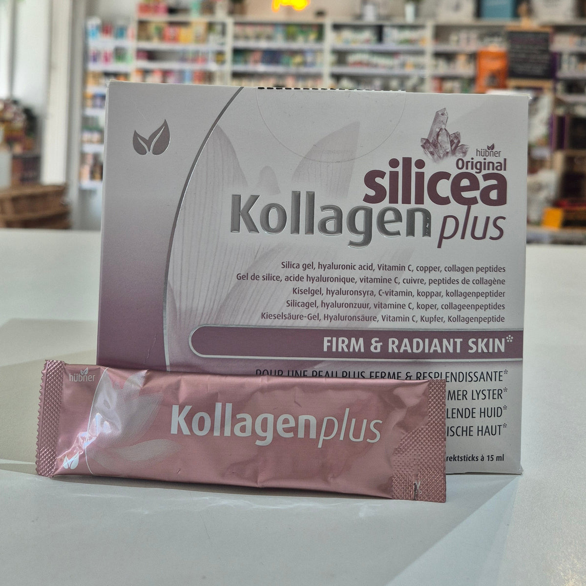 Kollagen Plus packaging with a box and sachet on a shelf in a store.